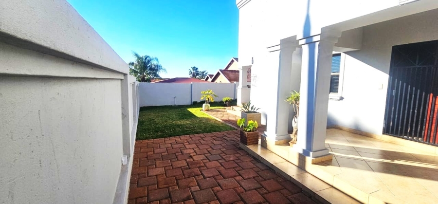 To Let 4 Bedroom Property for Rent in Safari Gardens North West